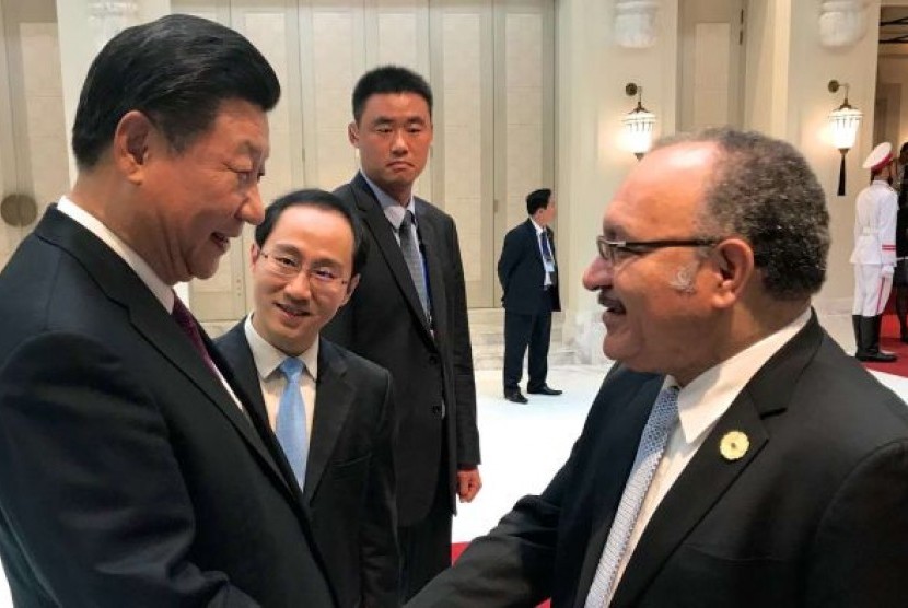 Perdana Menteri PNG Peter O'Neill bersama Presiden China Xi Jinping saat bertemu dalam Pertemuan APEC di Vietnam.