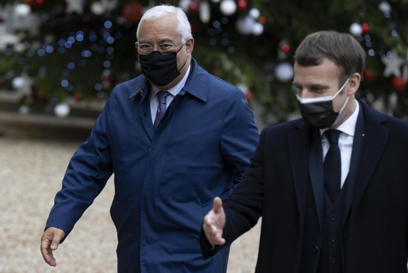 Perdana Menteri Portugal Antonio Costa (kiri) saat bertemu Presiden Prancis Emmanuel Macron (kanan) pada 16 Desember 2020.