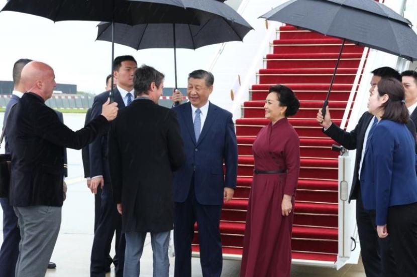 Perdana Menteri Prancis Gabriel Attal menyambut Presiden China Xi Jinping dan Ibu Negara Peng Liyuan yang tiba di bandara Paris Orly, Perancis, Ahad (5/5/2024). 