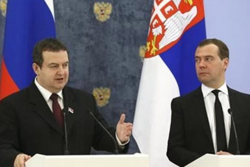   Perdana Menteri Russia Dmitry Medvedev (kanan) dan rekannya Ivica Dacic dari Serbia saat menghadiri konferensi pers di kediaman negara Gorki di luar Moskow 10 April 2013.