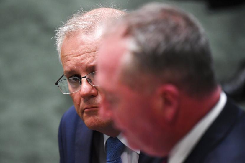 Perdana Menteri Scott Morrison mendengarkan Wakil Perdana Menteri Barnaby Joyce berbicara terkait pengakuan pelecehan di Parliamentary House dan lembaga pemerintah lainnya di Canberra, Selasa (8/2/2022).