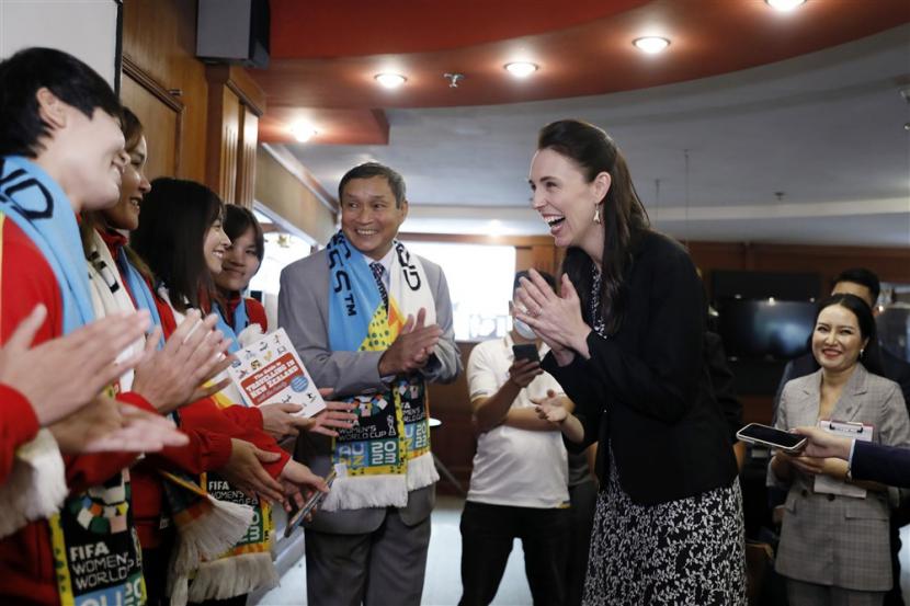 Perdana menteri Selandia Baru Jacinda Ardern (kanan) menyambut anggota skuad Timnas Wanita Vietnam pada 15 November 2022. Timnas Vietnam aman bertanding di Piala Dunia Wanita 2023 yang dihelat di Selandia Baru.