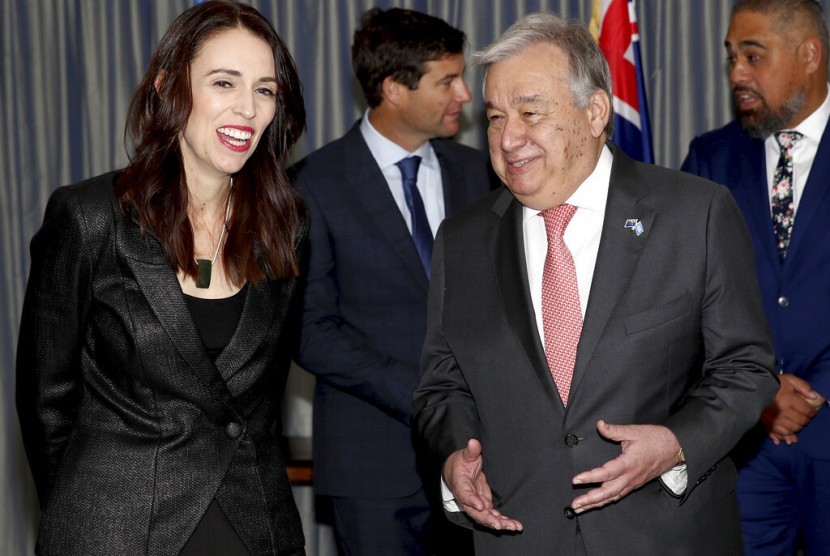 Perdana Menteri Selandia Baru Jacinda Ardern (kiri) bersama Sekretaris Jenderal PBB Antonio Guterres di Government House di Auckland, Selandia Baru, Ahad (12/5).