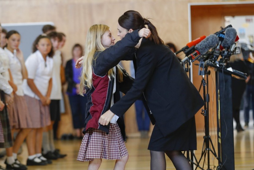 Perdana Menteri Selandia Baru Jacinda Ardern memeluk seorang siswa. Warga Selandia Baru belanja dan berpesta rayakan bebas dari Covid-19. Ilustrasi.