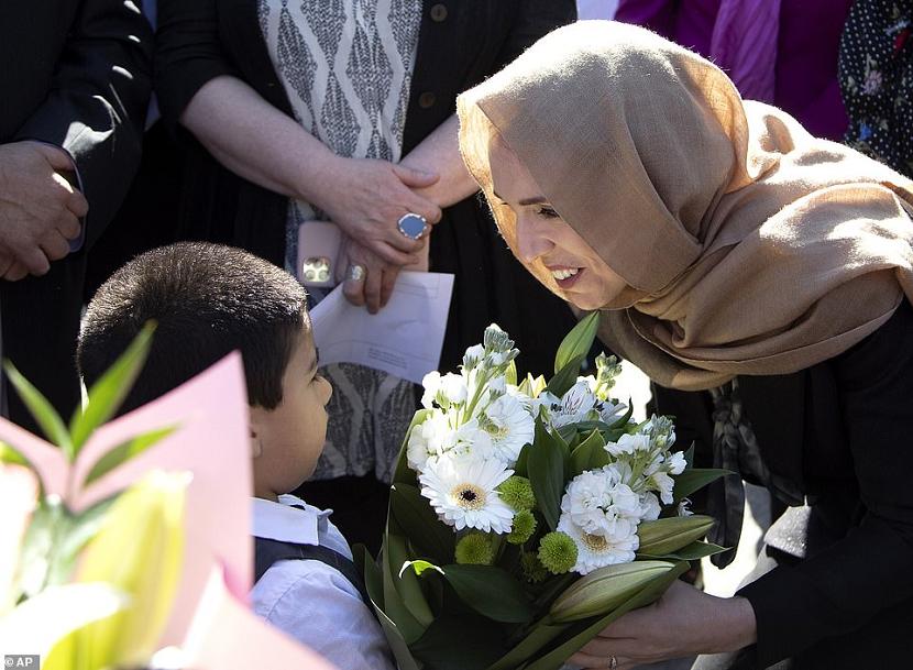 Perdana Menteri Selandia Baru Jacinda Ardern mengenakan hijab 