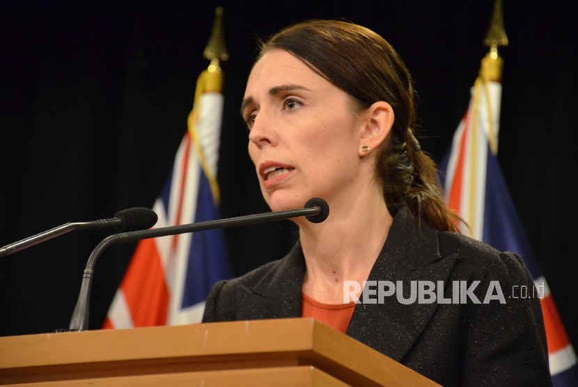 Perdana Menteri Selandia Baru Jacinda Ardern saat konferensi pers terkait penembakan di dua masjid di Christchurch, Selandia Baru, Jumat (15/3).