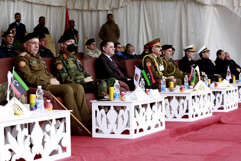 Perdana Menteri sementara Libya Abdul Hamid Dbeibah, barisan depan ketiga kiri, dan Kepala Staf Libya, Jenderal Mohammed al-Haddad, barisan depan kedua kiri, menghadiri upacara wisuda taruna Libya di Akademi Perang, di Tripoli, Libya, Ahad, Jan .23, 2022.