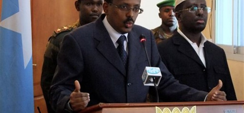 Perdana Menteri Somalia, Mohamaed Abdullahi Mohamed (kiri) mengumumkan pengunduran dirinya dalam konferensi pers, di istana kepresidenan di Mogadishu, Ahad (19/6).