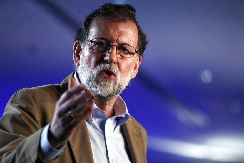 Perdana Menteri Spanyol Mariano Rajoy berbicara dalam pertemuan dengan anggota Partai Conservative Popular Party di Barcelona, Spanyol, Ahad (12/11).