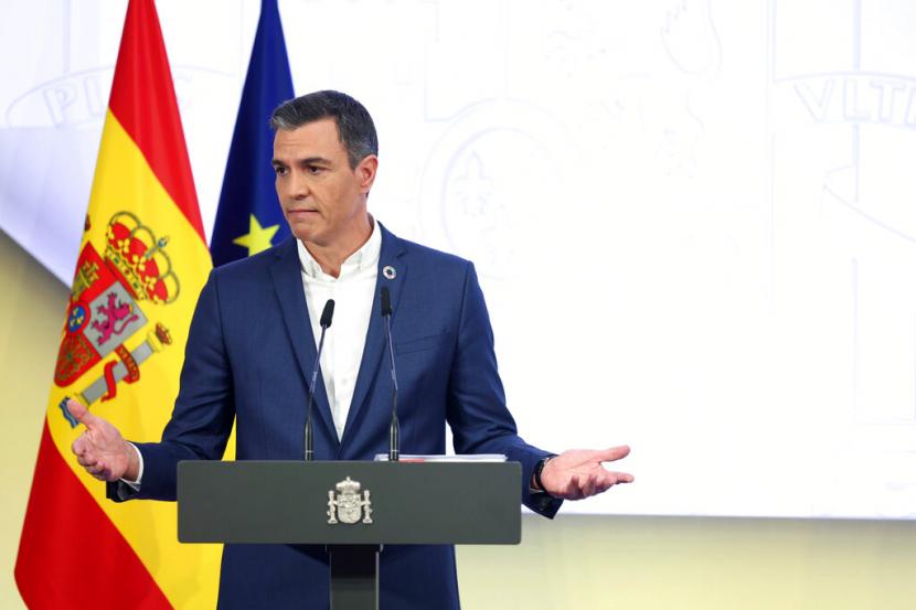 Perdana Menteri Spanyol Pedro Sanchez berbicara dalam konferensi pers di istana Moncloa di Madrid, Spanyol, Jumat, 29 Juli 2022. Perdana Menteri Spanyol Pedro Sanchez meminta pejabat pemerintah dan orang-orang yang bekerja di sektor swasta untuk menghemat energi dengan melepaskan dasi.