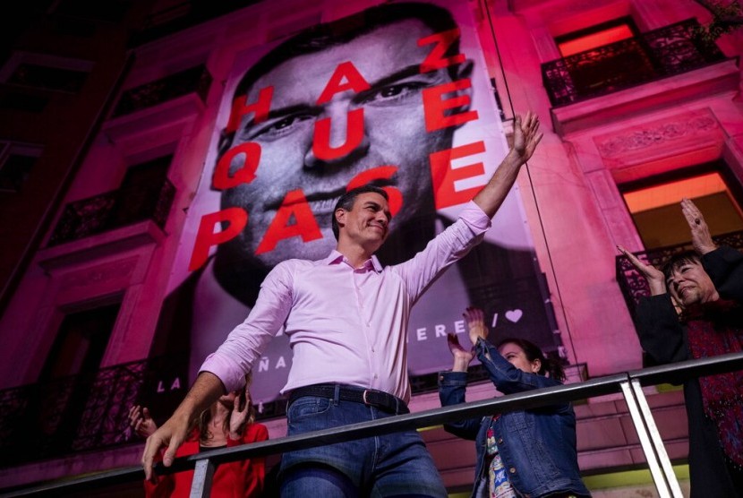 Perdana Menteri Spanyol sekaligus pemimpin Partai sosialis PSOE Pedro Sanchez menyapa pendukungnya di luar markas partai di Madrid, Spanyol, Ahad (28/4).