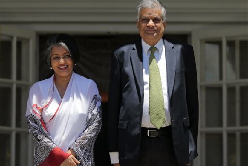 Perdana Menteri Sri Lanka Ranil Wickremesinghe dan istrinya Maithree berpose untuk difoto di kediaman resmi di Colombo, Sri Lanka, Rabu (19/8). 