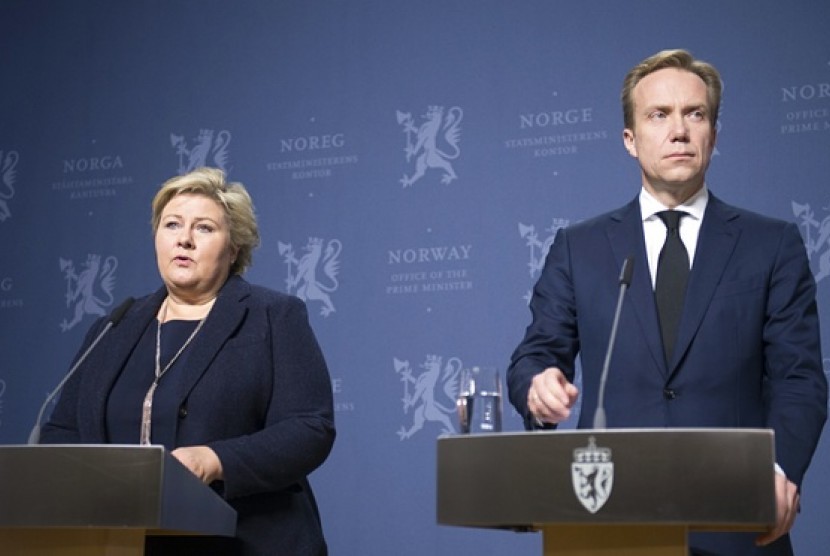Perdana Menteri Norwegia Erna Solberg bersama Menteri Luar Negeri Norwegia Borge Brende dalam konferensi pers di Oslo.