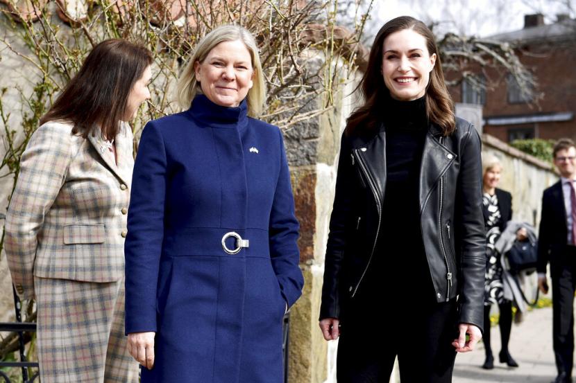 Perdana Menteri Swedia Magdalena Andersson, kiri, dan Perdana Menteri Finlandia Sanna Marin berpose untuk fotografer menjelang pertemuan tentang apakah akan mencari keanggotaan NATO, di Stockholm, Swedia, Rabu, 13 April 2022.