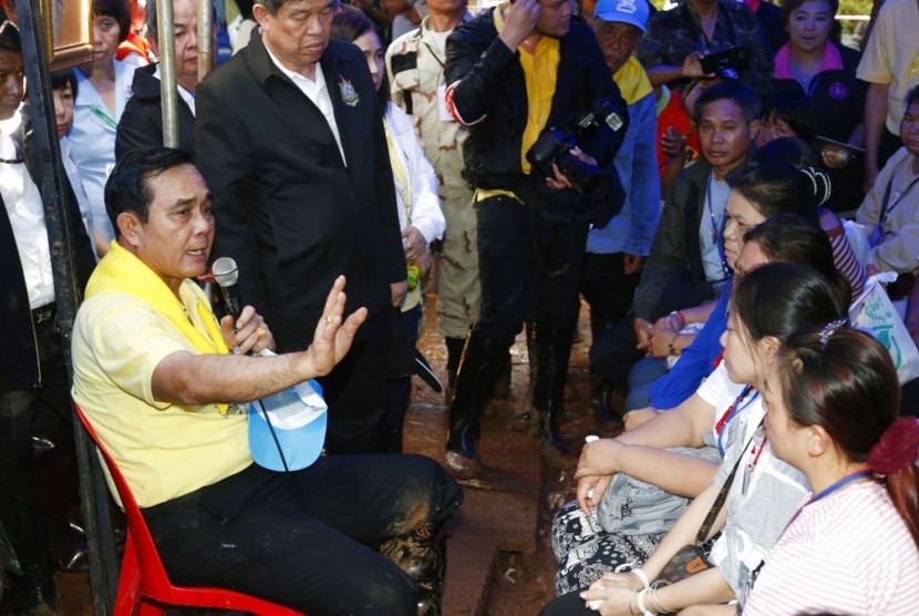 Perdana Menteri Thailand Prayuth Chan-ocha (kiri) memberi dukungan pada keluarga tim sepak bola yang hilang di gua di Chiang Rai, Jumat (29/6).