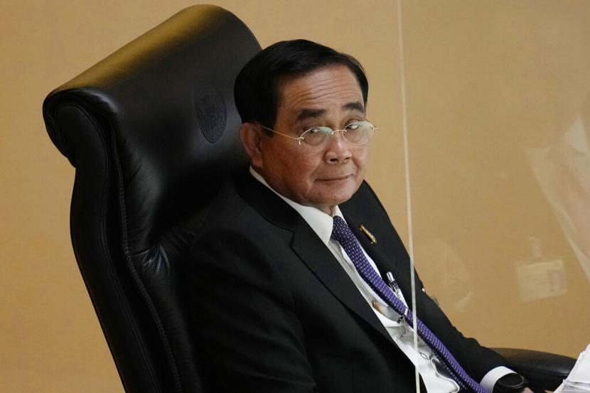 Perdana Menteri Thailand Prayuth Chan-ocha menghadiri debat tidak percaya di Parlemen di Bangkok, Thailand, pada 19 Juli 2022. Mahkamah Konstitusi Thailand memutuskan Jumat, 30 September, bahwa Prayuth dapat tetap dalam pekerjaannya dan tidak melanggar konstitusi ketentuan membatasi dia untuk delapan tahun di kantor.