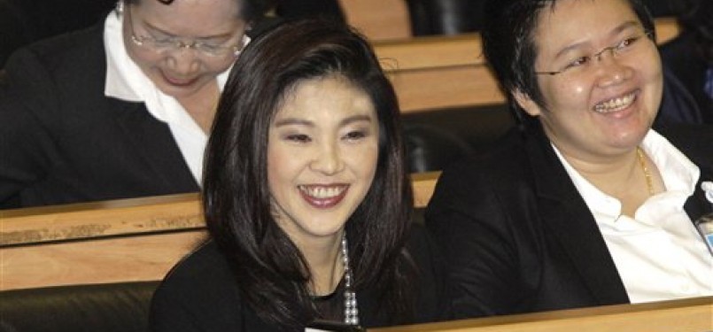  Perdana Menteri Thailand yang baru, Yingluck Shinawatra (tengah) ketika disahkan oleh parlemen Thailand.