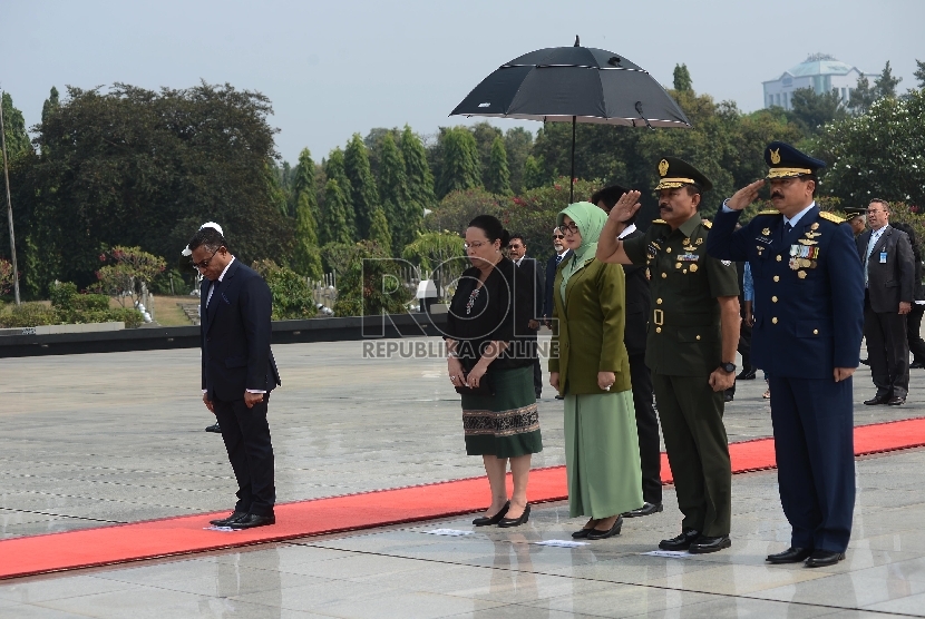 Perdana Menteri Timor Leste Rui Maria De Araujo (kiri) memberikan penghormatan kepada para pahlawan saat upacara di Taman Makam Pahlawan Kalibata, Jakarta, Rabu (26/8). 