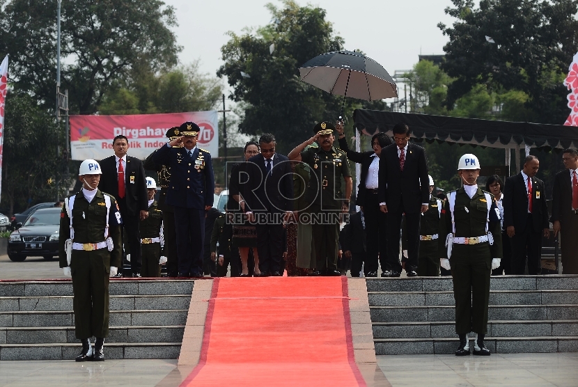Perdana Menteri Timor Leste Rui Maria De Araujo (tengah) memberikan penghormatan kepada para pahlawan saat upacara di Taman Makam Pahlawan Kalibata, Jakarta, Rabu (26/8).