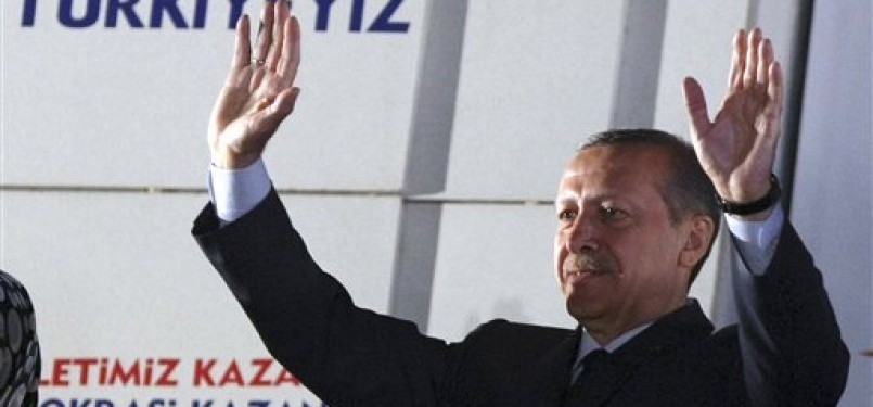 Perdana Menteri Turki Recep Tayyip Erdogan melambaikan tangan ke arah pendukungnya di depan kantor pusat AKP di Ankara, Turki, Ahad (12/6).