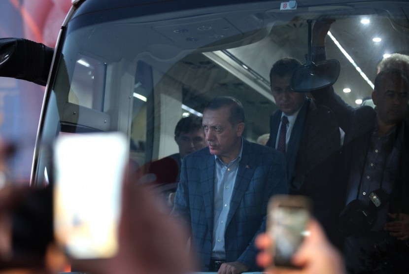 Perdana Menteri Turki Recep Tayyip Erdogan saat berada di dalam bus, Ahad (10/8)