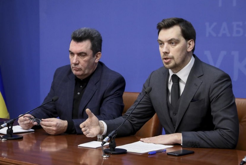 Perdana Menteri Ukraina Oleksiy Honcharuk (kanan) ajukan pengunduran diri. Presiden Ukraina Volodymyr Zelenskiy tolak pengunduran diri Perdana Menteri Honcharuk. Ilustrasi.