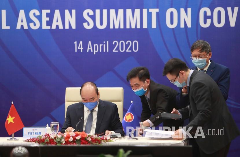 Perdana Menteri Vietnam Nguyen Xuan Phuc dan stafnya menyiapkan dokumen menjelang KTT ASEAN Khusus tentang COVID-19 di Hanoi, Vietnam, Selasa (14/4). Para pemimpin ASEAN dan tiga negara mitra yaitu China, Jepang dan Korea Selatan mengadakan KTT secara virtual untuk membahas tindakan mengatasi pandemi COVID-19. 