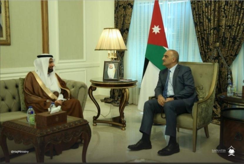 Perdana Menteri Yordania Bisher Al Khasawneh menerima kunjungan Menteri Haji dan Umrah Arab Saudi Tawfiq Al-Rabiah pada Rabu (1/6/2022). PM Yordania Puji Upaya Arab Saudi di Musim Haji
