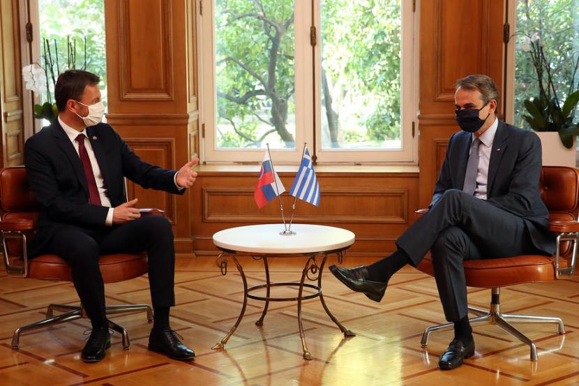 Perdana Menteri Yunani Kyriakos Mistotakis (kanan) bertemu dengan Perdana Menteri Slovakia, Eduard Heger, di Athena, Kamis (30/9).