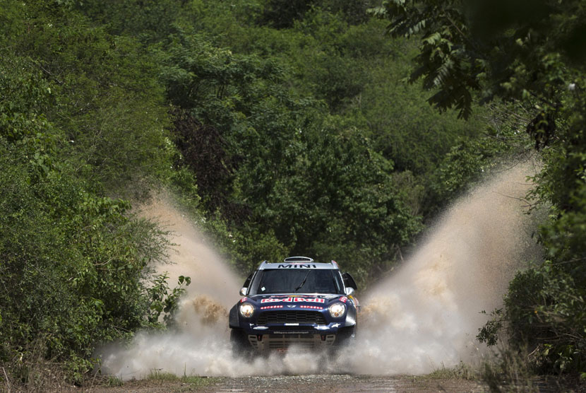  Pereli Qatar Nasser Al-Attiyah memacu kendaraannya di etape ke-11 perlombaan Reli Dakar 2015 di Argentina.
