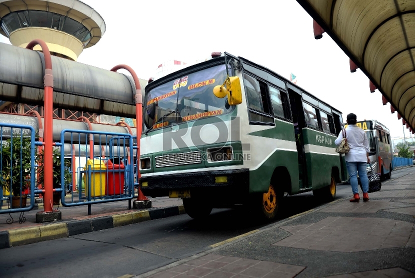  Peremajaan Kopaja. Bus angkutan umum Kopaja mengambil penumpang di Terminal Blok M, Jakarta Selatan, Kamis (25/6).