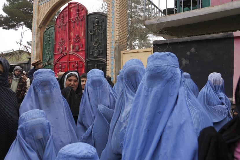 Perempuan Afghanistan. Taliban Perintahkan Presenter TV Wanita Tutupi Wajah Saat Siaran Langsung