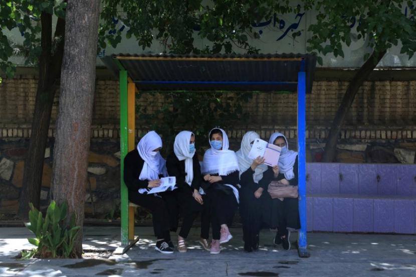 Perempuan Afghanistan tengah belajar (ilustrasi). Para gadis Afghanistan terpaksa menikah dini setelah larangan sekolah Taliban 
