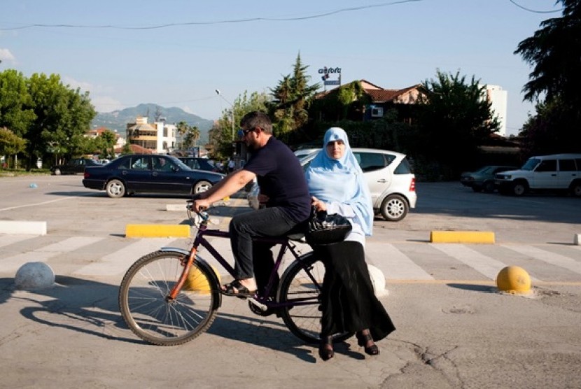 Perempuan Albania sudah mulai menggunakan Hijab