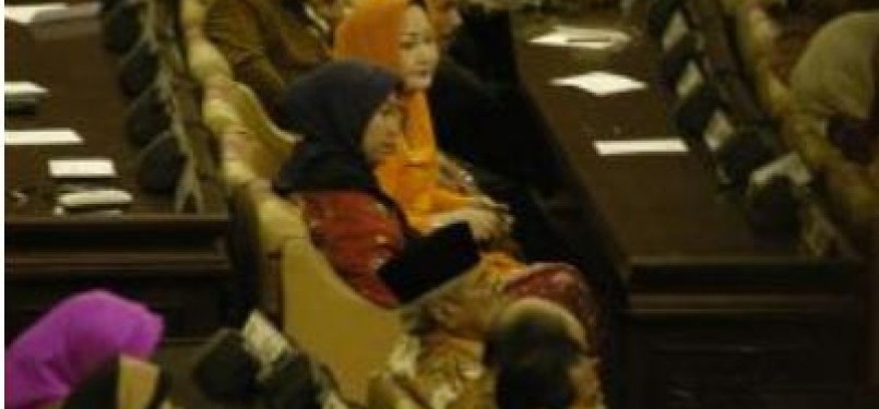 Perempuan anggota DPR tengah mengikuti persidangan