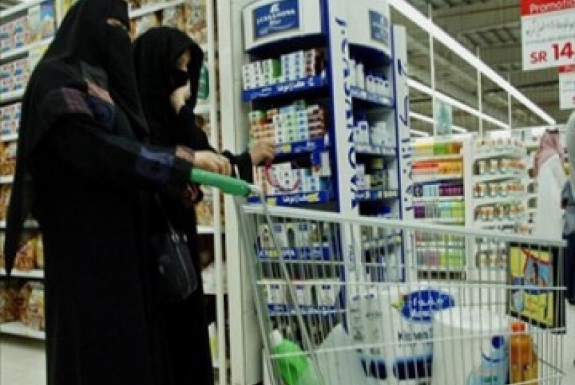 Di Masa Pandemi Belanja Online Arab Saudi Meningkat. Foto ilustrasi: Perempuan Arab Saudi berbelanja di pasar swalayan