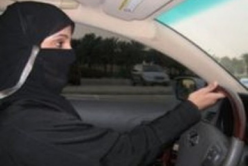 Perempuan Arab Saudi saat menyetir mobilnya sendiri