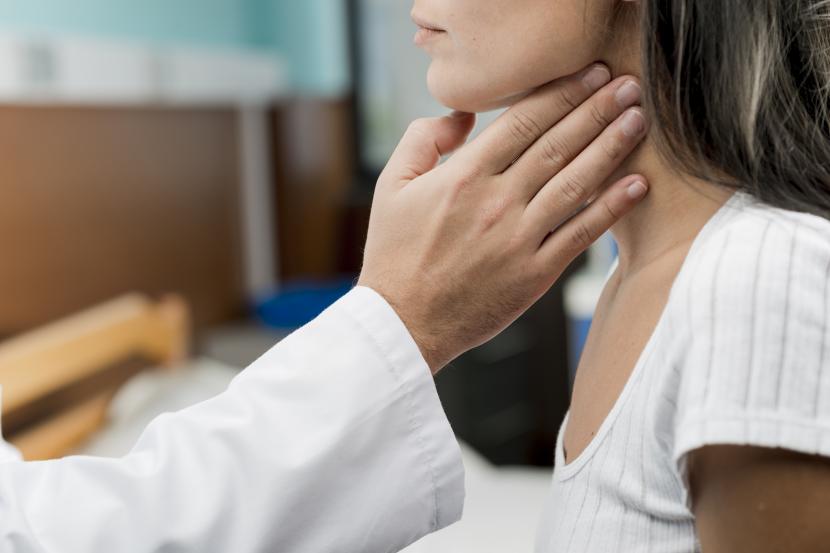 Dokter memeriksa leher pasiennya (Ilustrasi). Gejala limfoma hodgkin umumnya ditandai dengan pembesaran kelenjar getah bening di leher, ketiak, atau pangkal paha.