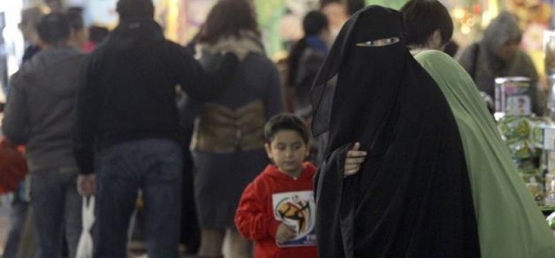 Perempuan bercadar dan anaknya berjalan-jalan di Pasar Sydney, Ahad (10/7)