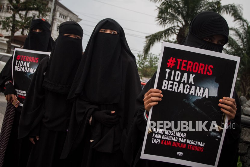Aksi terorisme yang terjadi belakangan ini melibatkn perempuan  Perempuan berhijab dan cadar atau niqab dari Komunitas Muslimah Soloraya menggelar aksi Gerakan Akhwat Bercadar Menolak Terorisme di Solo, Jawa Tengah, Kamis (24/5).