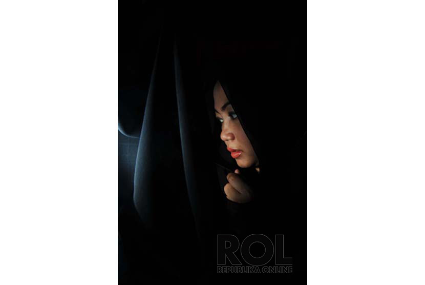 Doa Memakai Jilbab dan Ketika Bercermin. Foto: Perempuan Berhijab hijab memakai jilbab (ilustrasi)