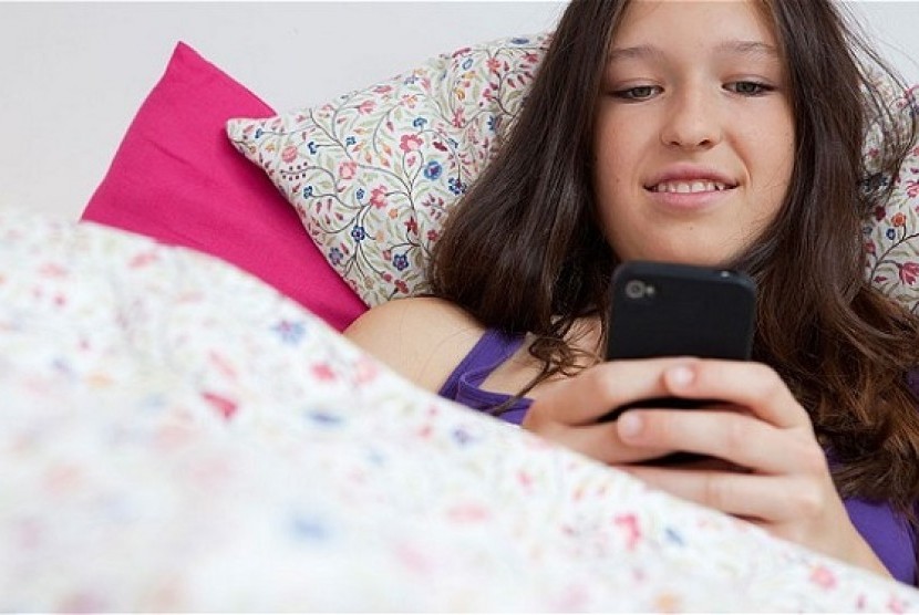 Bermain ponsel saat malam hari menjelang tidur sangat tidak dianjurkan./Ilustrasi