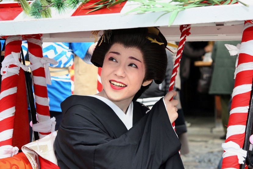 Perempuan berpakaian Geisha di Kyoto.