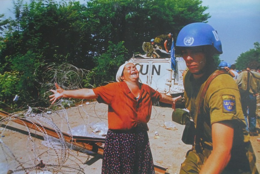 Perempuan Bosnia hiseris di depan pasukan Perdamaian PBB asal Belanda. Dia meanangisi kelarganya yang menjadi korban pembantaian Serbia. Foto ini ada di dinding Museum Pembantaian Muslim Bosnia di Srebencia.