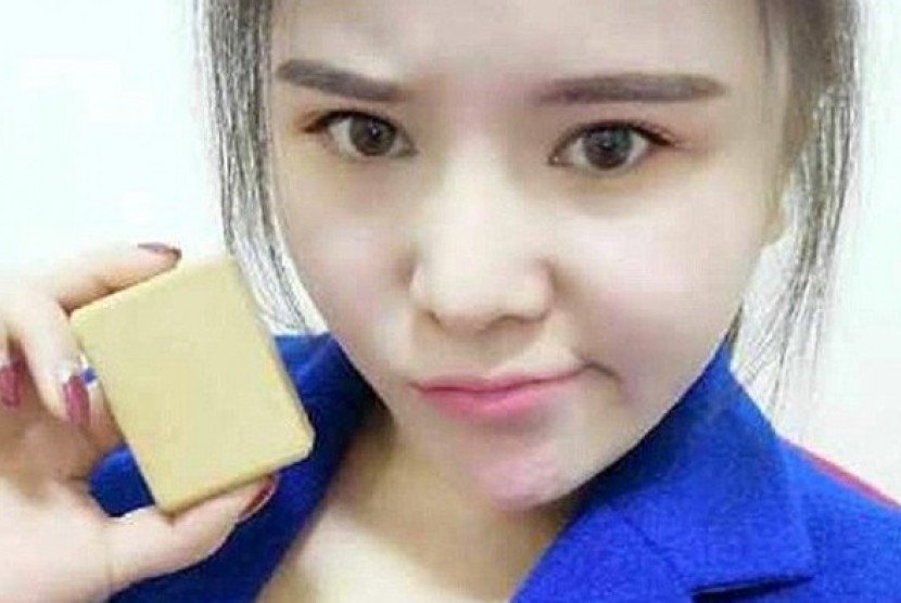 Perempuan Cina ini pamerkan sabun dari lemak badannya