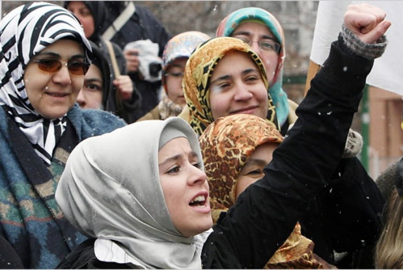 Perempuan di Turki menyuarakan pendapatnya (ilustrasi). Para perempuan menantang larangan resmi pawai Hari Perempuan Internasional di Istanbul, Turki, pada Rabu (8/3/2023). Mereka berdemonstrasi selama sekitar dua jam sebelum polisi menggunakan gas air mata untuk membubarkan pengunjuk rasa.