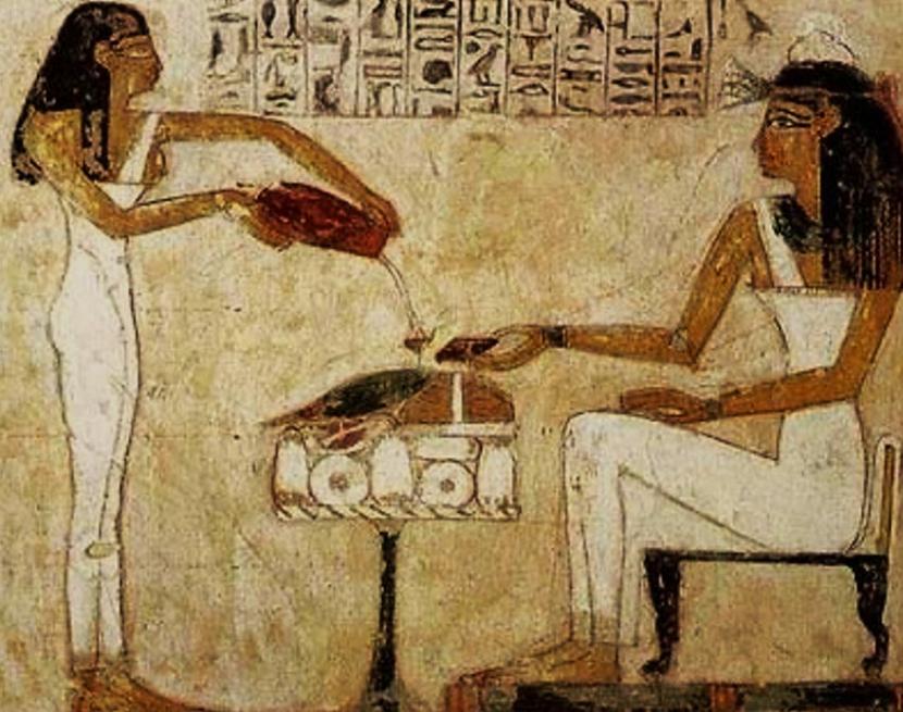 Perempuan du Mesir Kuno menuangkan minumab beralkohol,