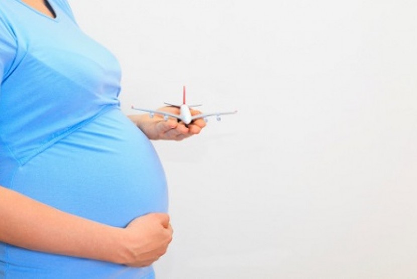 Perempuan hamil hendak terbang