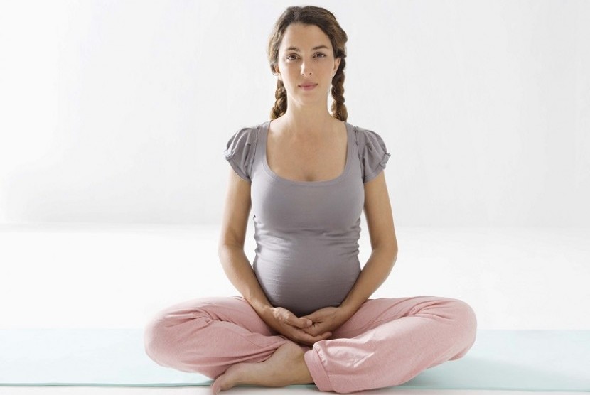 Perempuan hamil sedang latihan yoga (ilustrasi)