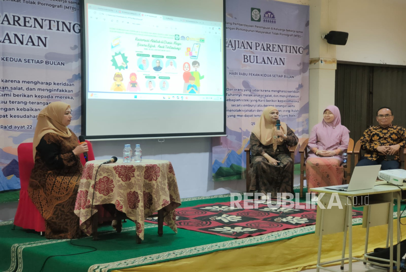 Perempuan ICMI menyelenggarakan diskusi publik yang menekankan peran perempuan dalam menjaga akhlak gerenasi. 